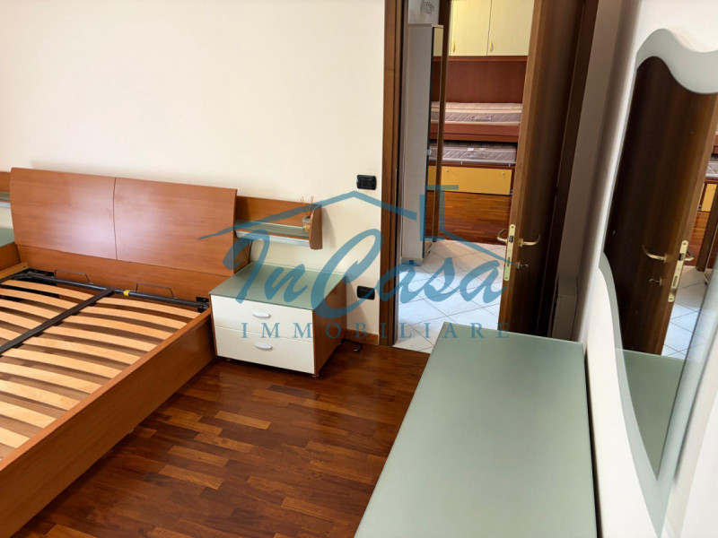 Scopri questo bellissimo appartamento trilocale situato al piano terra nel cuore di Casale sul Si...