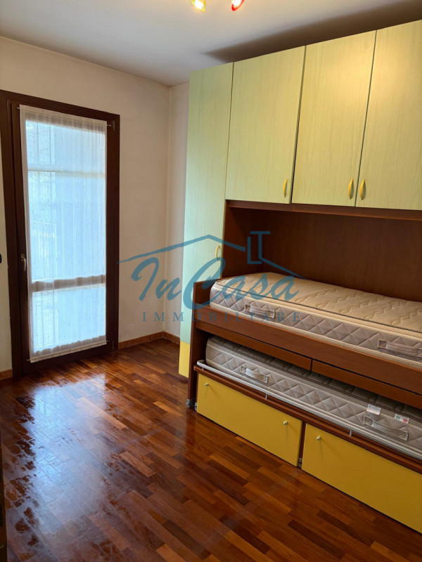 Scopri questo bellissimo appartamento trilocale situato al piano terra nel cuore di Casale sul Si...