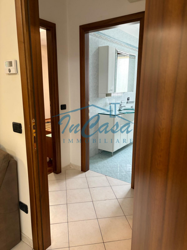 Scopri questo bellissimo appartamento trilocale situato al piano terra nel cuore di Casale sul Si...