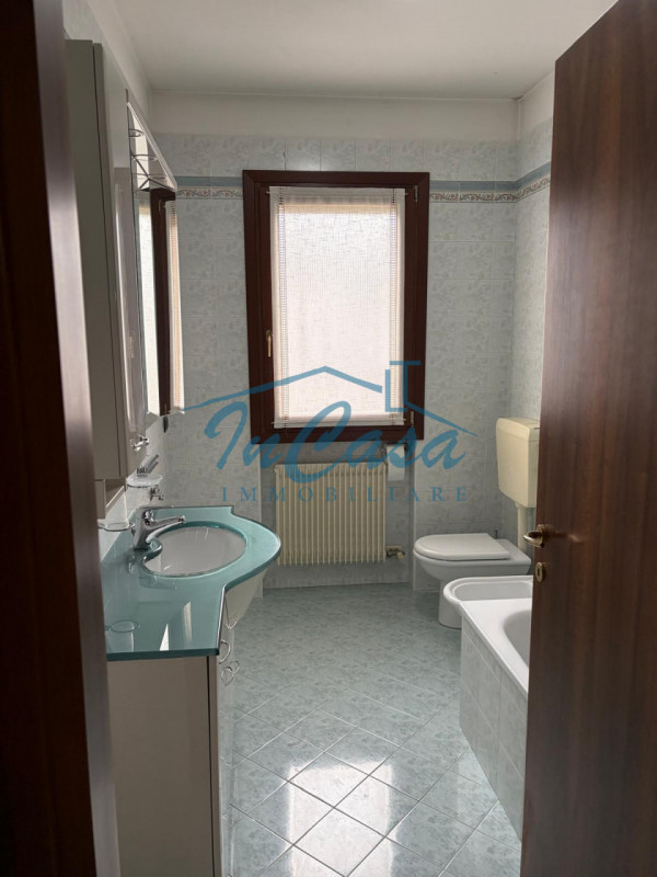 Scopri questo bellissimo appartamento trilocale situato al piano terra nel cuore di Casale sul Si...