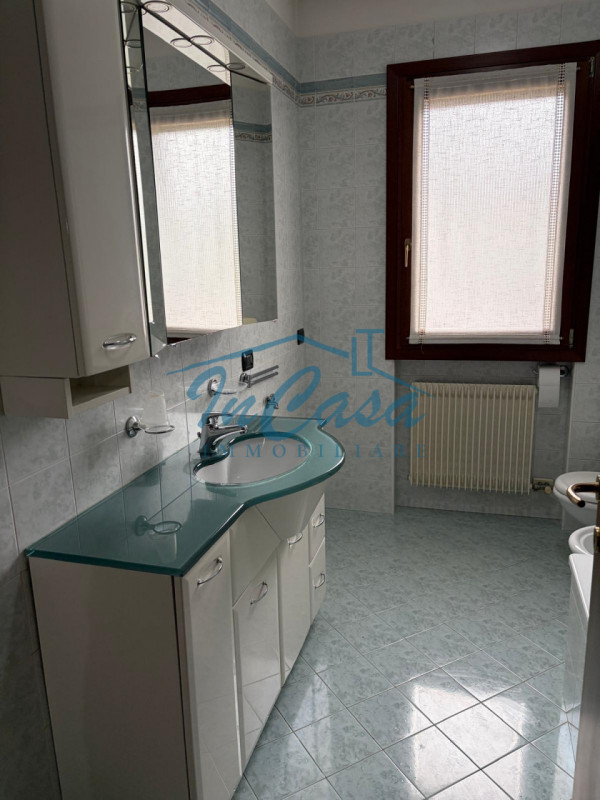 Scopri questo bellissimo appartamento trilocale situato al piano terra nel cuore di Casale sul Si...