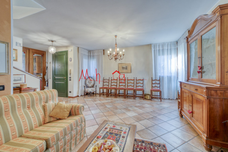 SARMEOLA di RUBANO: Villetta singola con ampi spazi abitativi disposta su più livelli; si compone...