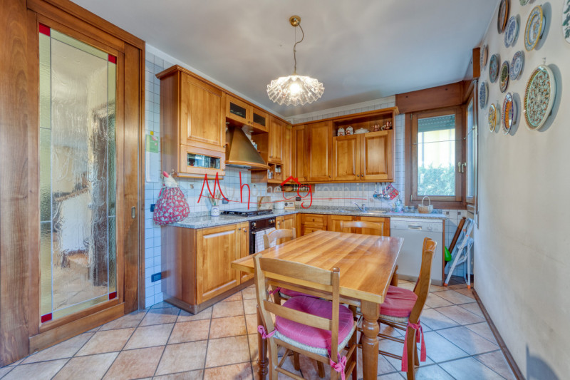 SARMEOLA di RUBANO: Villetta singola con ampi spazi abitativi disposta su più livelli; si compone...