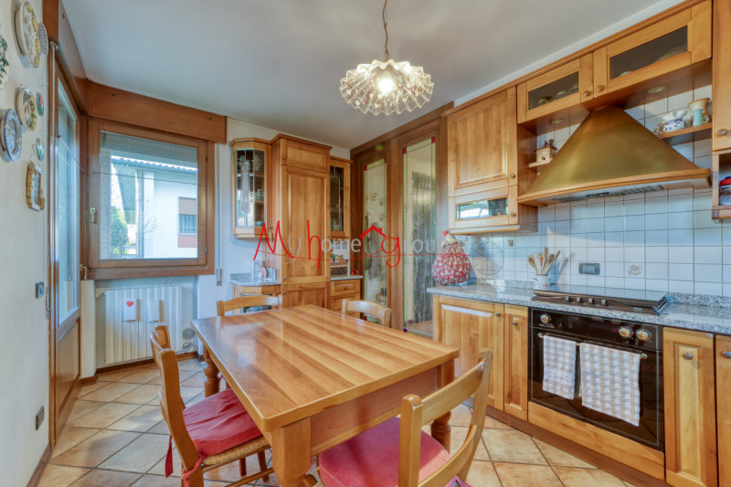 SARMEOLA di RUBANO: Villetta singola con ampi spazi abitativi disposta su più livelli; si compone...