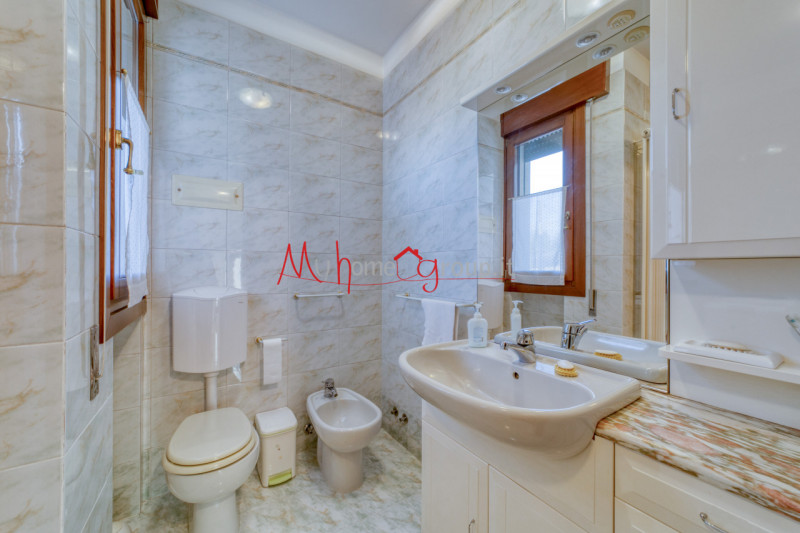 SARMEOLA di RUBANO: Villetta singola con ampi spazi abitativi disposta su più livelli; si compone...