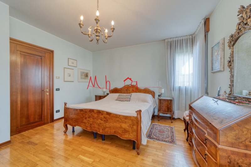 SARMEOLA di RUBANO: Villetta singola con ampi spazi abitativi disposta su più livelli; si compone...