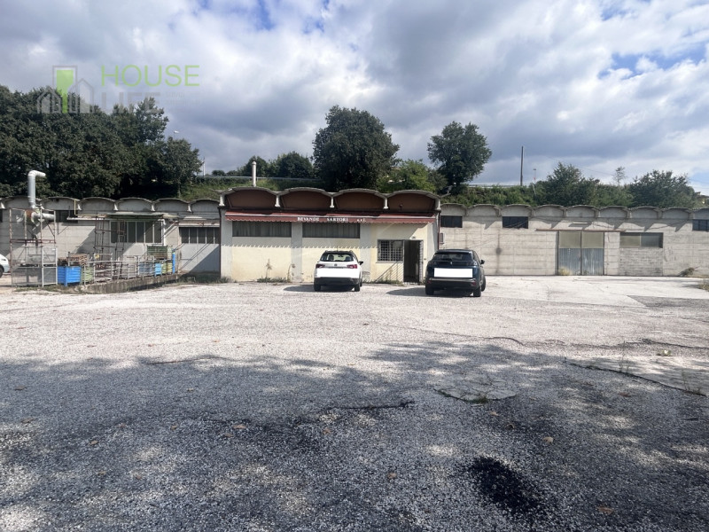 LUGO DI VICENZA: VENDIAMO CAPANNONE ARTIGIANALE / INDUSTRIALE AFFIANCATO da un lato di mq 650 cir...