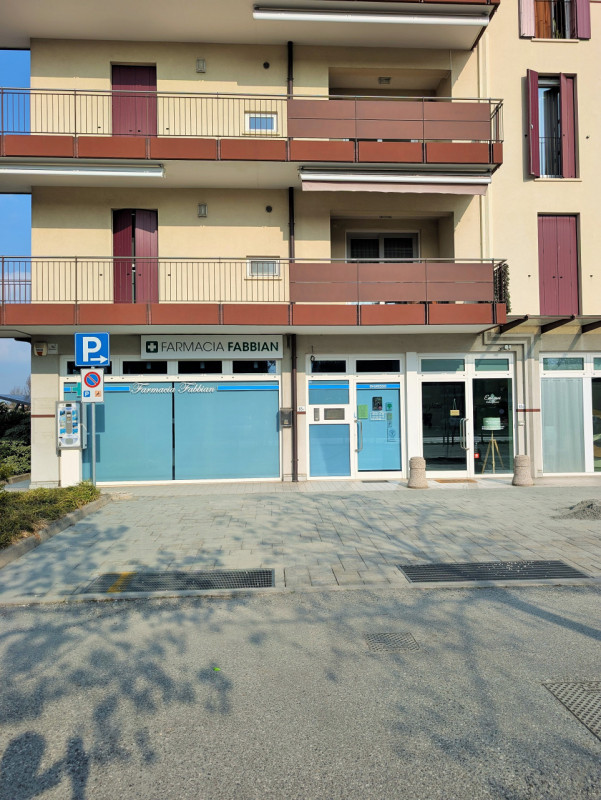 Se stai cercando uno spazio commerciale di alta visibilità, non perdere questa opportunità! Propo...