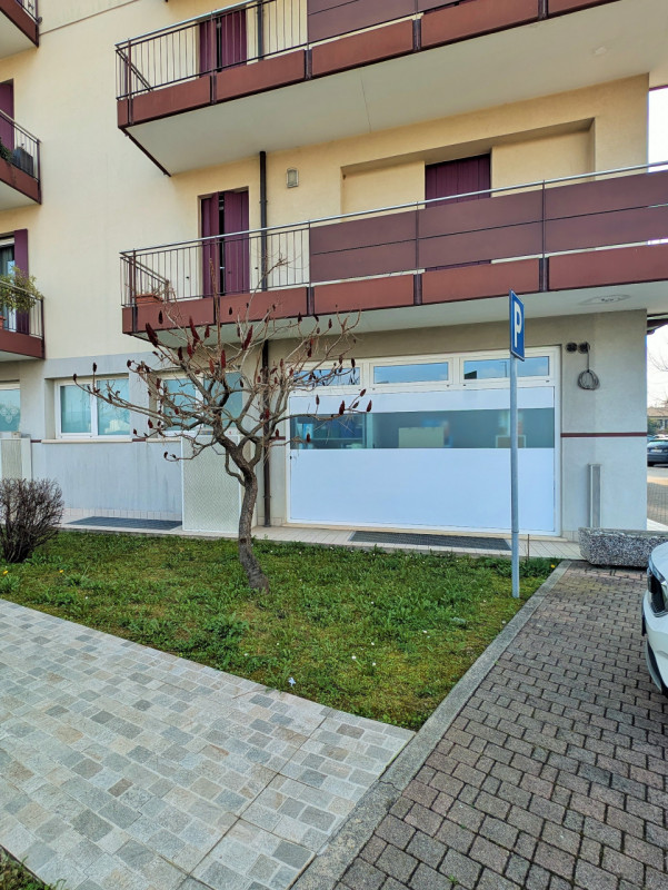 Se stai cercando uno spazio commerciale di alta visibilità, non perdere questa opportunità! Propo...