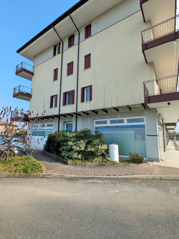 Se stai cercando uno spazio commerciale di alta visibilità, non perdere questa opportunità! Propo...