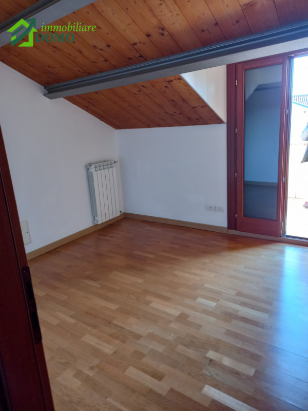 Schio centro, su piccolo contesto,  appartamento mansardato posto all'ultimo piano su 2 livelli, ...