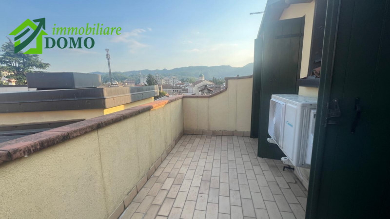 Nel cuore di Schio, nella rinomata zona pedonale del centro storico, proponiamo in affitto uno sp...