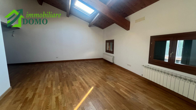 Nel cuore di Schio, nella rinomata zona pedonale del centro storico, proponiamo in affitto uno sp...