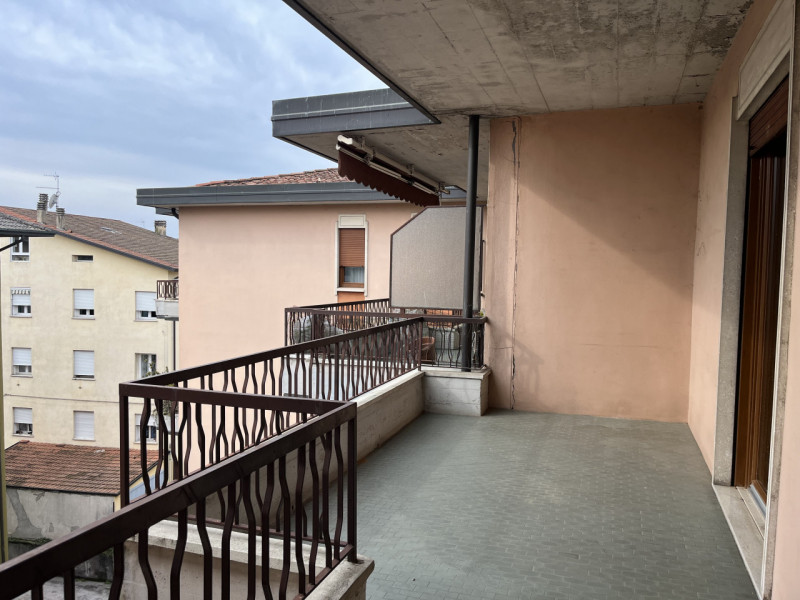 VICENZA, ZONA SAN BORTOLO: BICAMERE IN LOCAZIONE CON GARAGE - RIF. 8359
All'interno di buon conte...