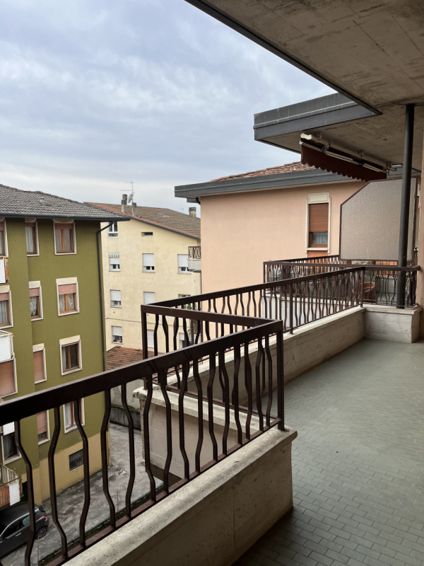 VICENZA, ZONA SAN BORTOLO: BICAMERE IN LOCAZIONE CON GARAGE - RIF. 8359
All'interno di buon conte...