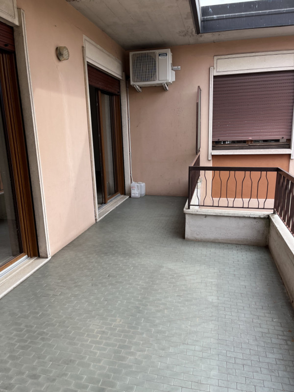 VICENZA, ZONA SAN BORTOLO: BICAMERE IN LOCAZIONE CON GARAGE - RIF. 8359
All'interno di buon conte...