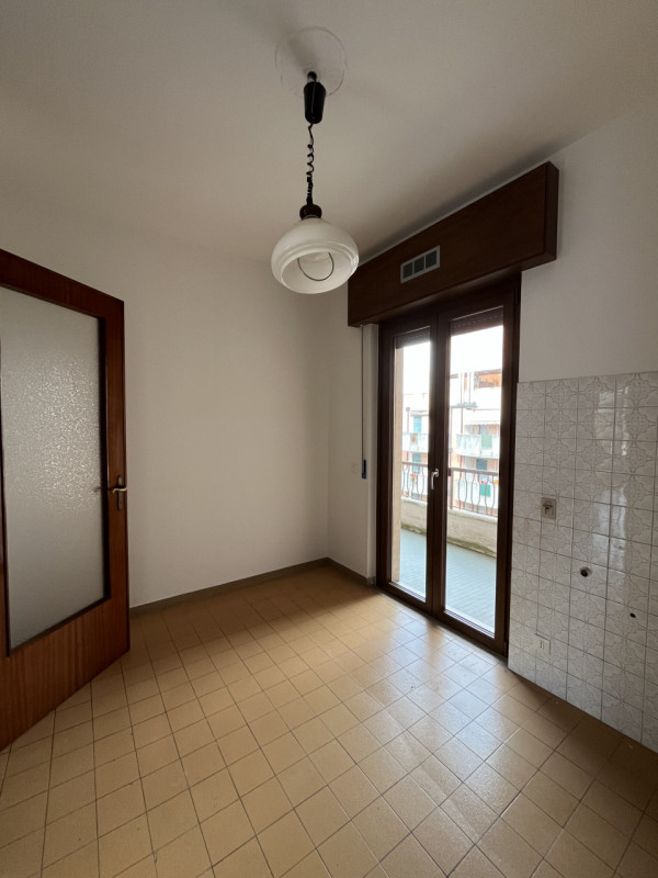 VICENZA, ZONA SAN BORTOLO: BICAMERE IN LOCAZIONE CON GARAGE - RIF. 8359
All'interno di buon conte...