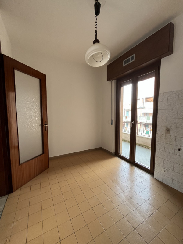 VICENZA, ZONA SAN BORTOLO: BICAMERE IN LOCAZIONE CON GARAGE - RIF. 8359
All'interno di buon conte...