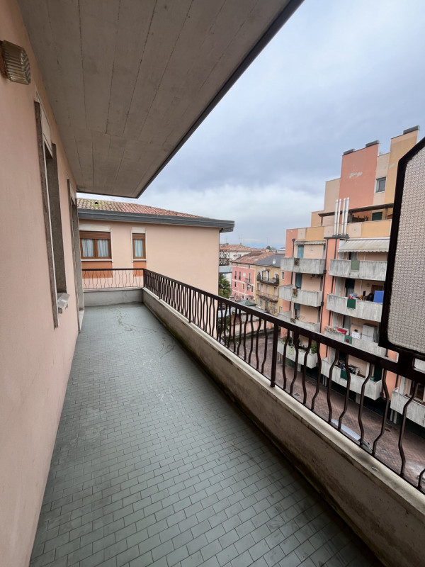 VICENZA, ZONA SAN BORTOLO: BICAMERE IN LOCAZIONE CON GARAGE - RIF. 8359
All'interno di buon conte...