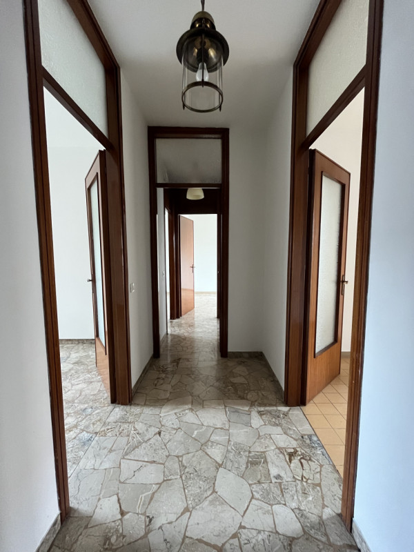 VICENZA, ZONA SAN BORTOLO: BICAMERE IN LOCAZIONE CON GARAGE - RIF. 8359
All'interno di buon conte...