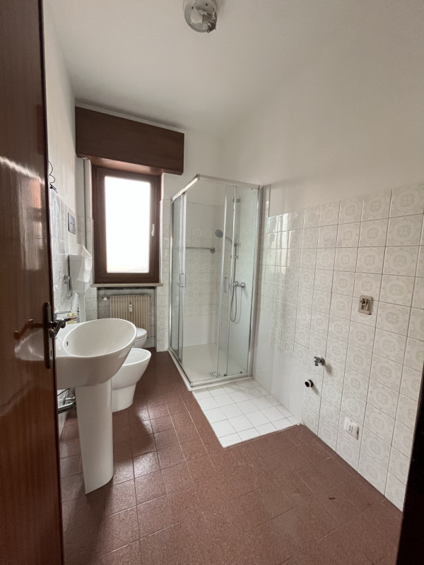 VICENZA, ZONA SAN BORTOLO: BICAMERE IN LOCAZIONE CON GARAGE - RIF. 8359
All'interno di buon conte...