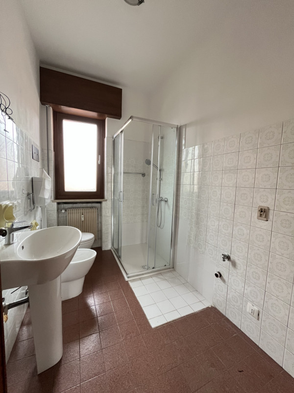 VICENZA, ZONA SAN BORTOLO: BICAMERE IN LOCAZIONE CON GARAGE - RIF. 8359
All'interno di buon conte...