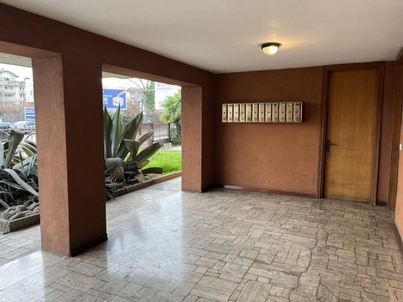 VICENZA, ZONA SAN BORTOLO: BICAMERE IN LOCAZIONE CON GARAGE - RIF. 8359
All'interno di buon conte...