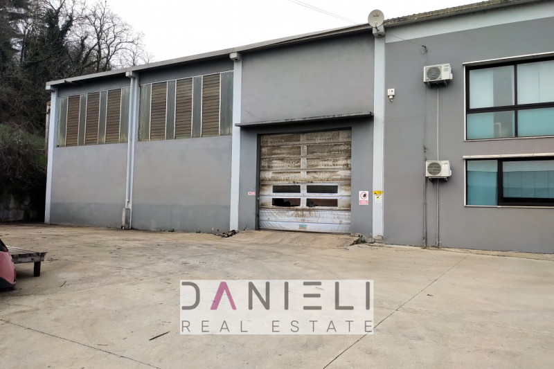 Arzignano: nel cuore produttivo della città, in località San Bortolo proponiamo in vendita un imm...