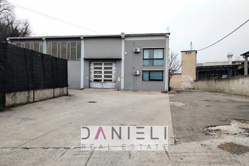 Arzignano: nel cuore produttivo della città, in località San Bortolo proponiamo in vendita un imm...