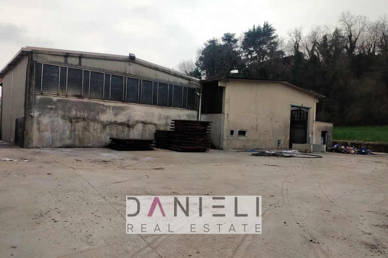 Arzignano: nel cuore produttivo della città, in località San Bortolo proponiamo in vendita un imm...