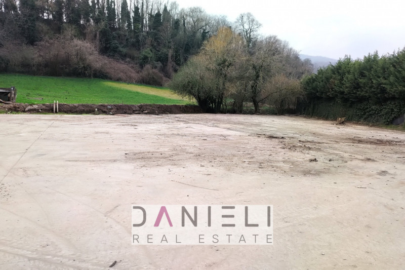 Arzignano: nel cuore produttivo della città, in località San Bortolo proponiamo in vendita un imm...