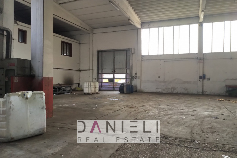 Arzignano: nel cuore produttivo della città, in località San Bortolo proponiamo in vendita un imm...