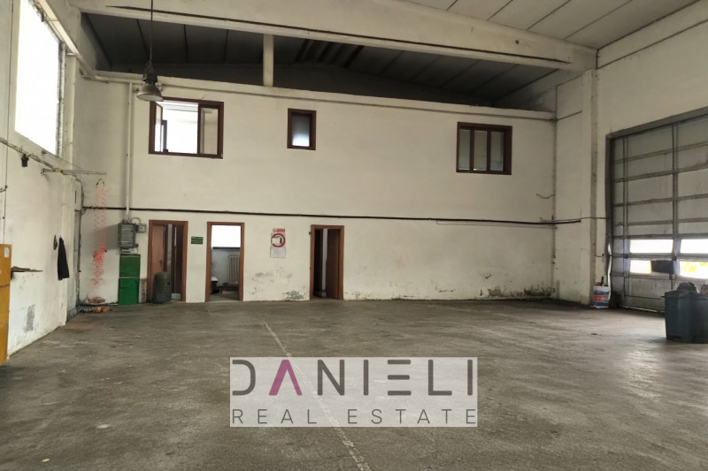 Arzignano: nel cuore produttivo della città, in località San Bortolo proponiamo in vendita un imm...