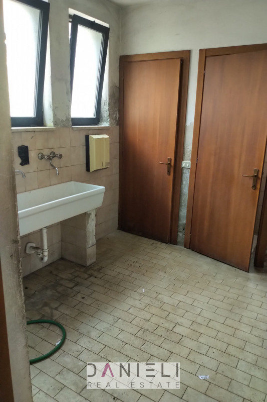 Arzignano: nel cuore produttivo della città, in località San Bortolo proponiamo in vendita un imm...