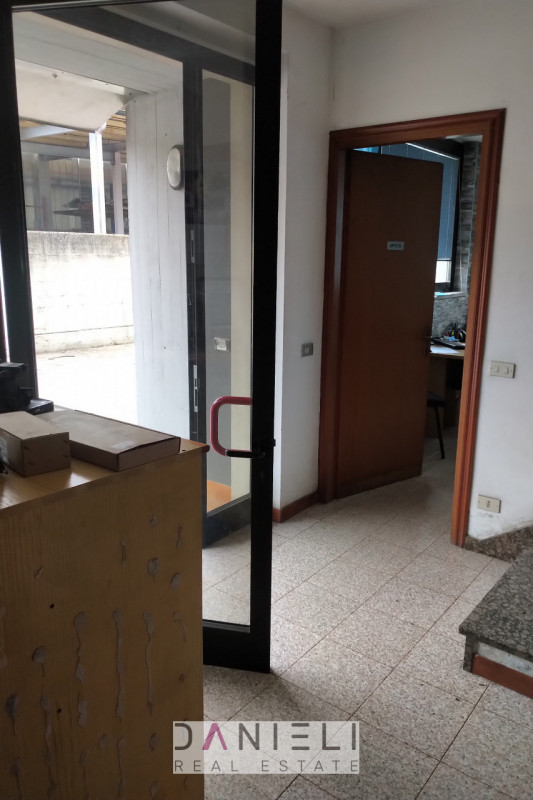 Arzignano: nel cuore produttivo della città, in località San Bortolo proponiamo in vendita un imm...