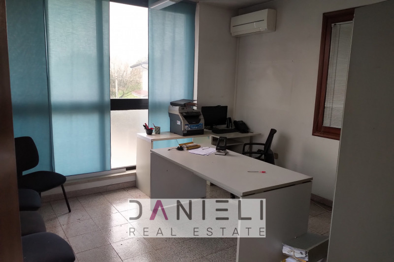 Arzignano: nel cuore produttivo della città, in località San Bortolo proponiamo in vendita un imm...