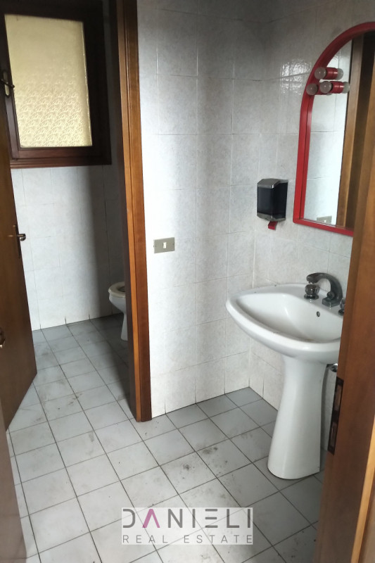 Arzignano: nel cuore produttivo della città, in località San Bortolo proponiamo in vendita un imm...