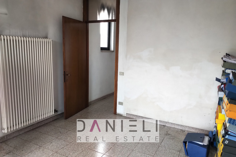 Arzignano: nel cuore produttivo della città, in località San Bortolo proponiamo in vendita un imm...