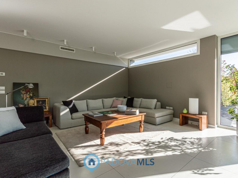 Immobile in esclusiva al Gruppo Padova MLS
Scopri questa magnifica villa moderna situata nel cuor...