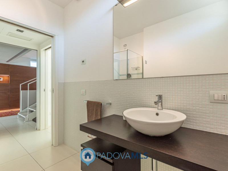 Immobile in esclusiva al Gruppo Padova MLS
Scopri questa magnifica villa moderna situata nel cuor...