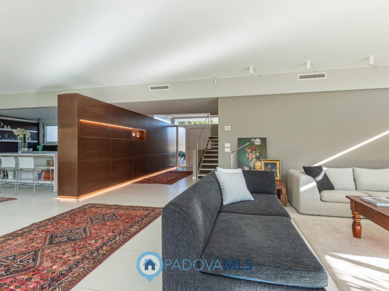 Immobile in esclusiva al Gruppo Padova MLS
Scopri questa magnifica villa moderna situata nel cuor...
