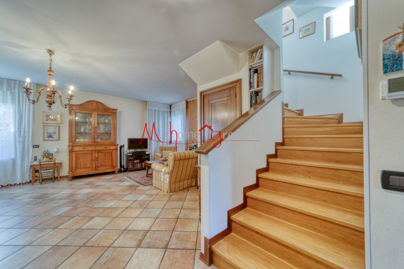 SARMEOLA di RUBANO: Villetta singola con ampi spazi abitativi disposta su più livelli; si compone...