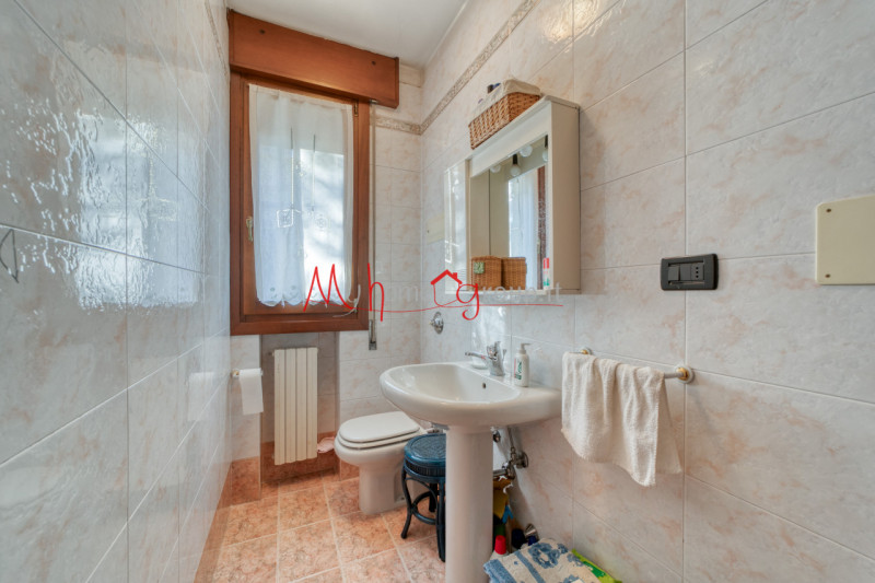 SARMEOLA di RUBANO: Villetta singola con ampi spazi abitativi disposta su più livelli; si compone...