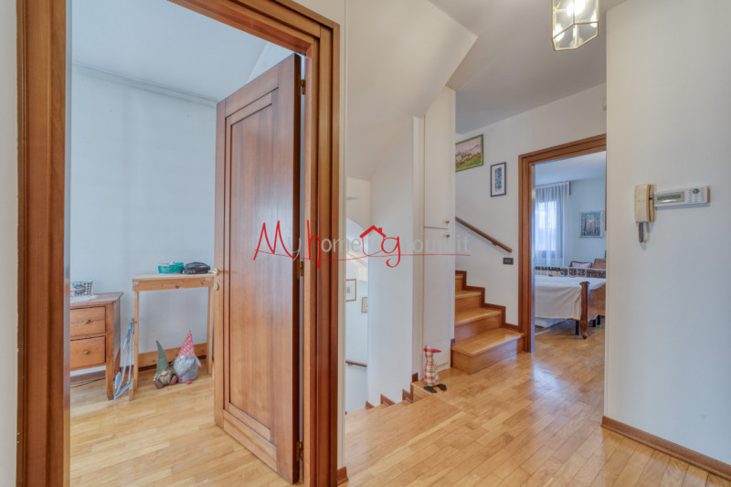 SARMEOLA di RUBANO: Villetta singola con ampi spazi abitativi disposta su più livelli; si compone...