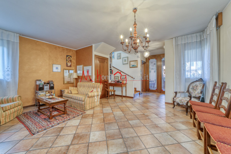 SARMEOLA di RUBANO: Villetta singola con ampi spazi abitativi disposta su più livelli; si compone...