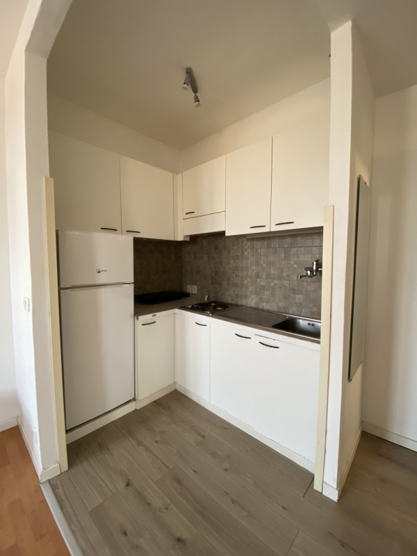 Centro Storico Piazza Garibaldi Appartamentino piano alto arredato luminoso soggiorno angolo cott...