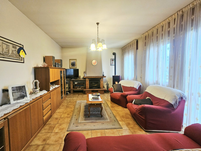 Proponiamo in vendita, a Megliadino San Vitale, spaziosa casa singola con ampia area verde esclus...