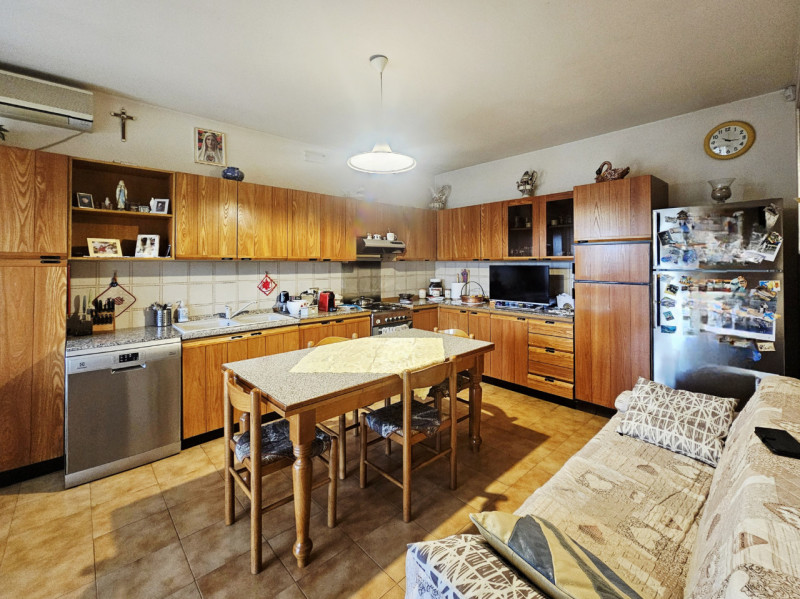 Proponiamo in vendita, a Megliadino San Vitale, spaziosa casa singola con ampia area verde esclus...