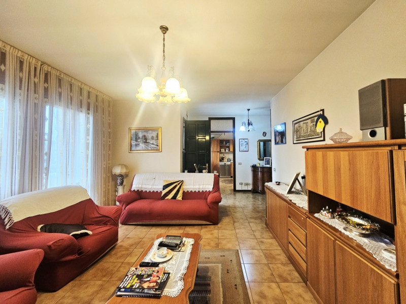 Proponiamo in vendita, a Megliadino San Vitale, spaziosa casa singola con ampia area verde esclus...