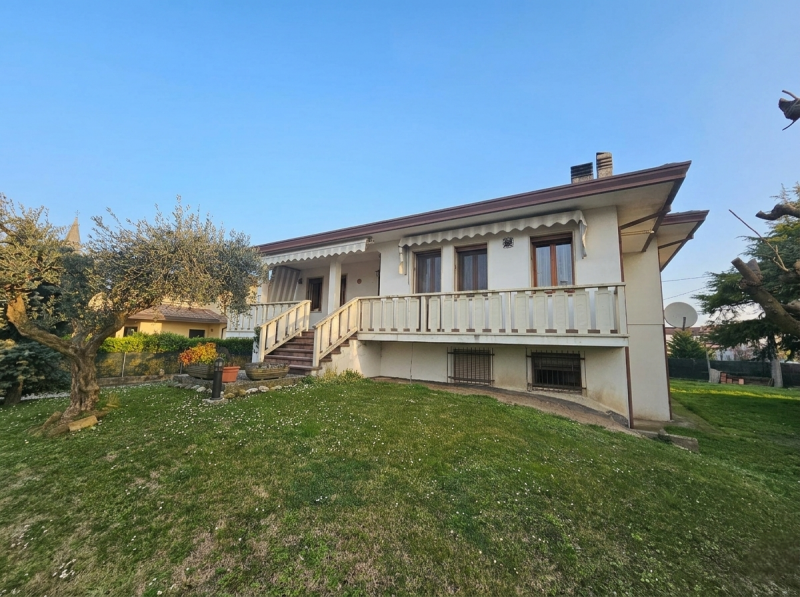 Proponiamo in vendita, a Megliadino San Vitale, spaziosa casa singola con ampia area verde esclus...